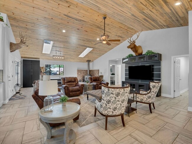 Building Photo - Gorgeous Furnished Country Club Rental