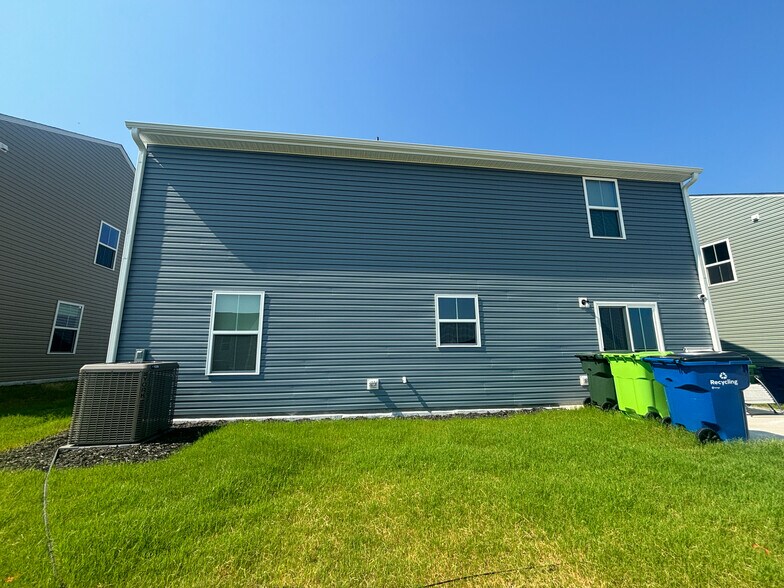Building Photo - Room in Single Family Home on Glacis Ct
