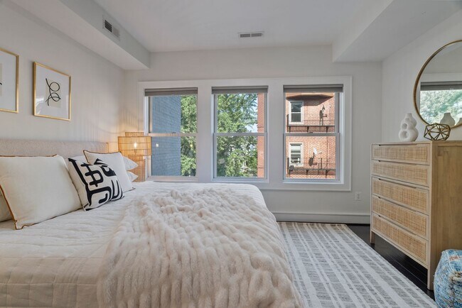 Building Photo - Bright One Bedroom plus Den near Metro in ...