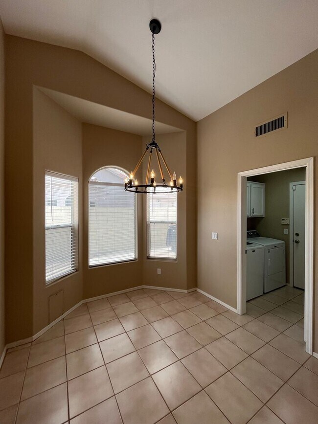 Building Photo - 4 Bedroom Home Near N McQueen Rd and E Cha...