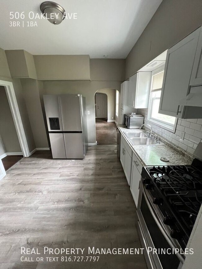 Building Photo - 506 S Oakley Ave