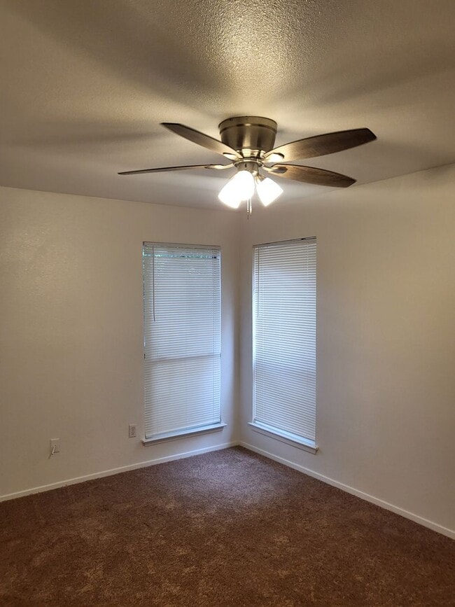 Building Photo - 221 Kerby St