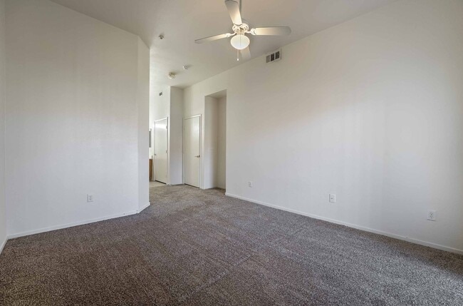Building Photo - 3 Bedroom Open Layout Condo in Gated Commu...