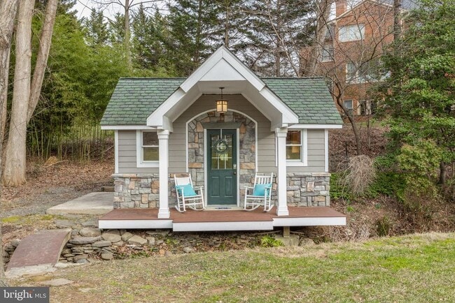 Building Photo - 1057 Vista Dr