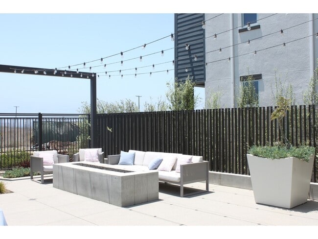 Building Photo - Highly Desired 4 Bedroom Floor Plan in Lig...