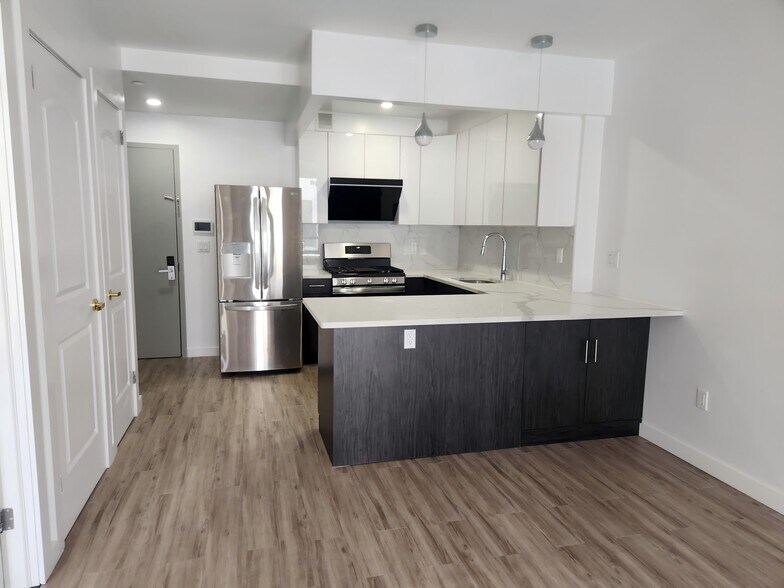 Primary Photo - 7065 Queens Blvd