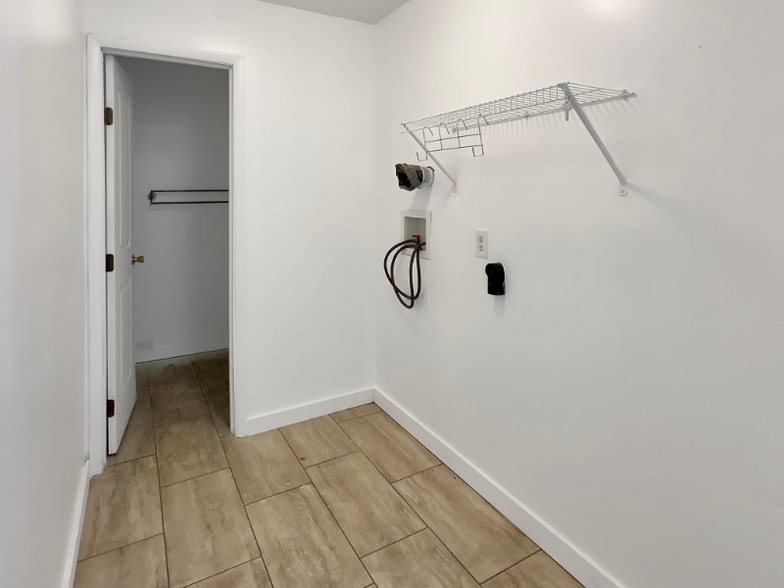 Building Photo - 877 Donegal Dr W