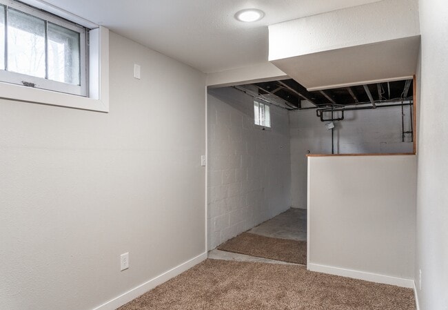 Building Photo - 712 W 22nd St