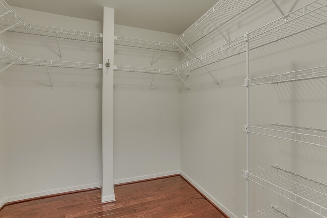 Building Photo - Gorgeous Townhome/Great Location!