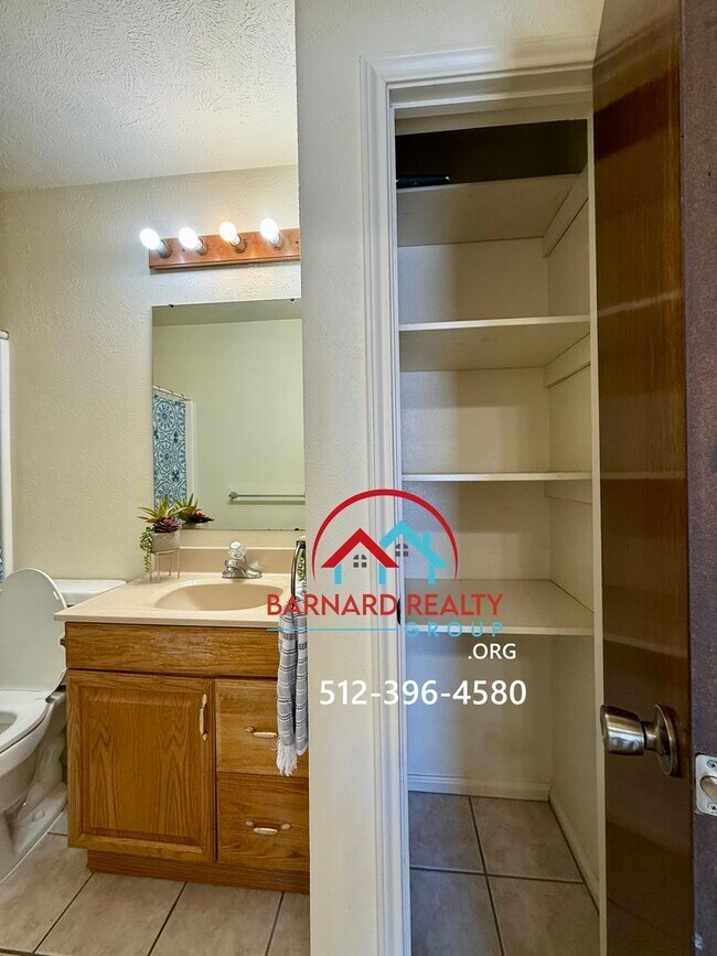 Building Photo - Available Now: 3 Bedroom, 2 Bath Stand Alone Home