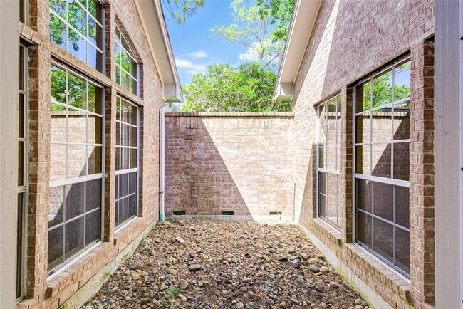 Building Photo - 16606 Shadow Path Dr