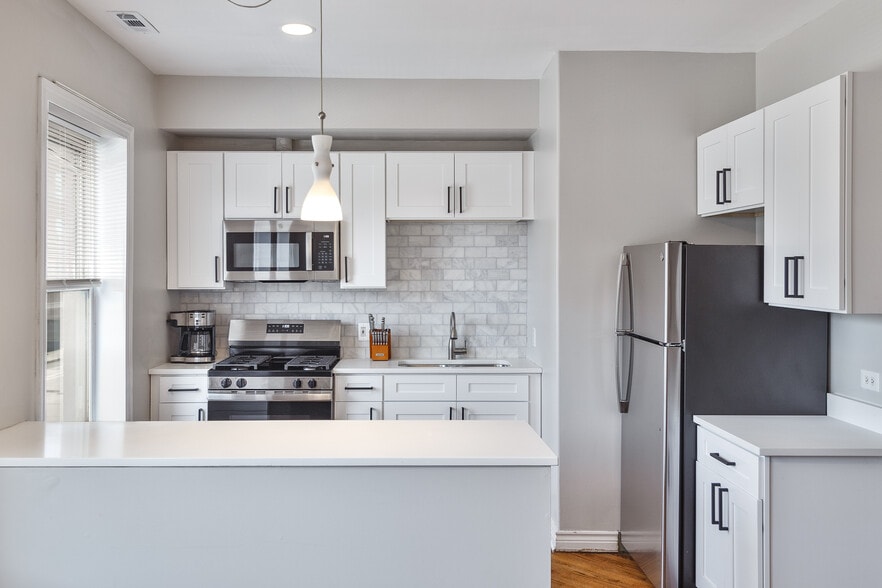 Building Photo - 3047 N Clybourn Ave