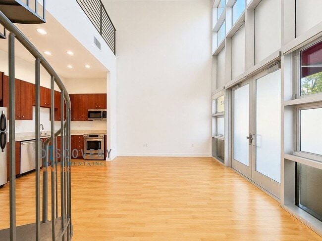Building Photo - Modern Live/Work Loft At Market Square In Old Oakland