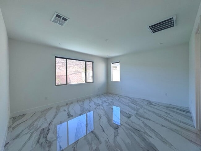 Building Photo - Spacious 5BD/3BA Home with Loft, Solar & B...