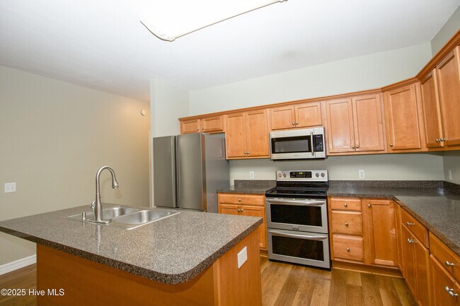 Building Photo - 110 Willow Creek Ln