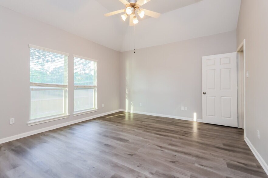 Building Photo - 985 Oak Falls Dr
