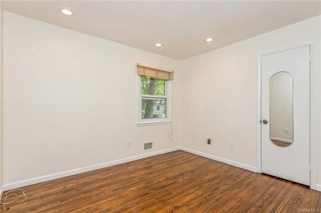 Building Photo - 2 Merion Dr