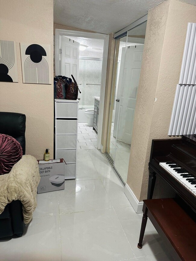 Building Photo - 833 Briggs St