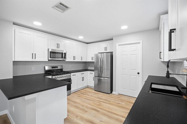 Building Photo - 1413 Catalina Dr