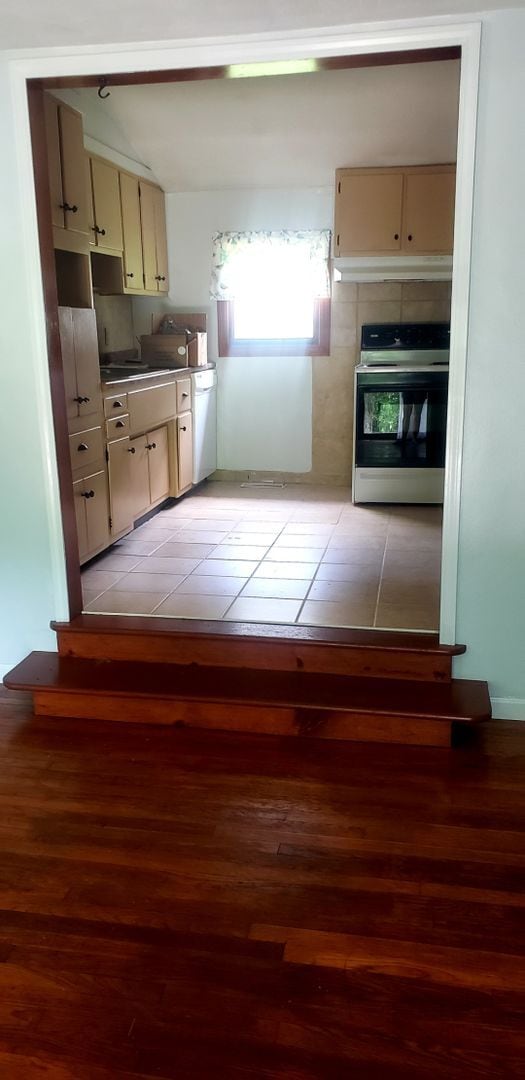 Building Photo - 3 bedroom, 1 bath Home: Located in Elletts...