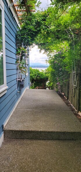 Building Photo - 1611 Vernon Rd