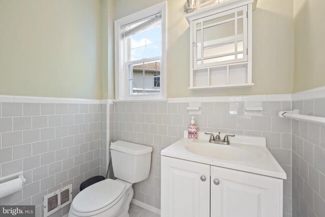 Building Photo - 5601 Wyngate Dr