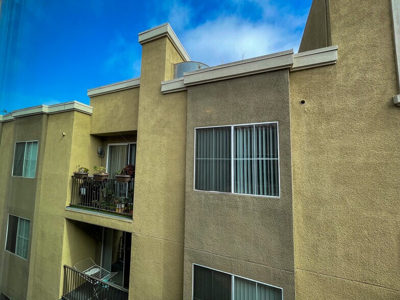 Building Photo - 2027 Beloit Ave