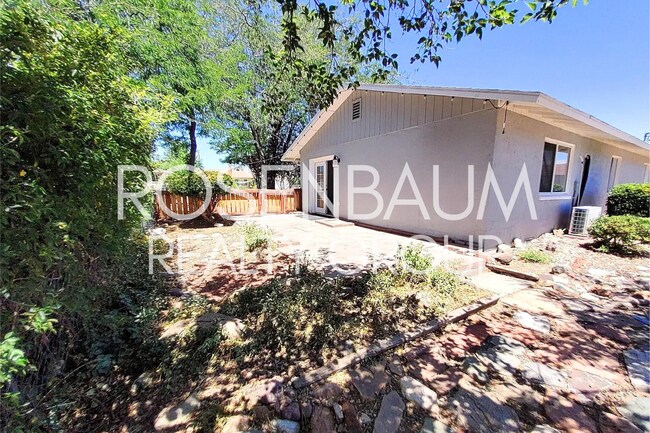 Building Photo - Stunning 3-bedrooms, 2-baths single-family...