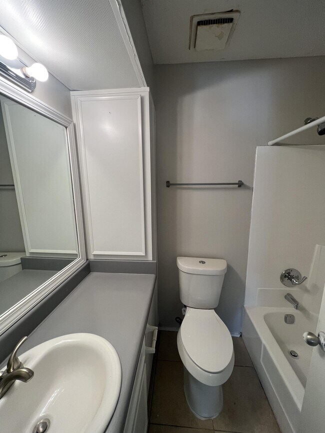 Building Photo - 6473 Klinect Ct