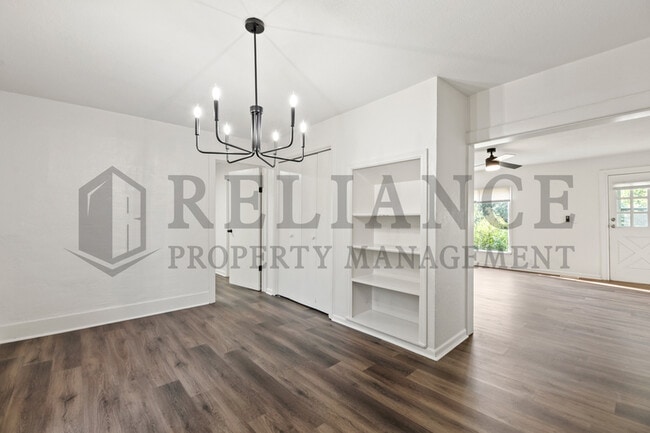 Building Photo - 301 N Spruce St