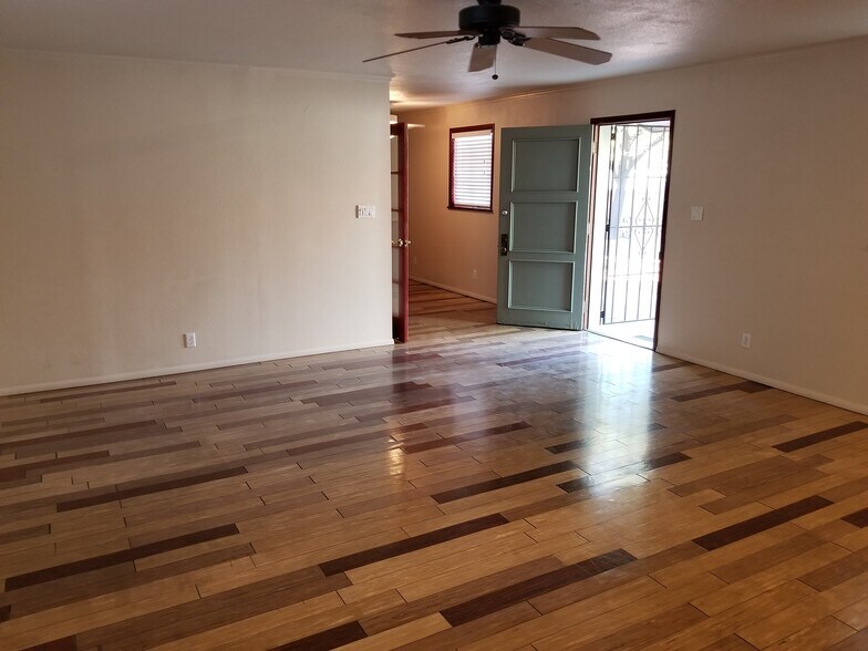Large Living Room - 922 E Coronado Rd