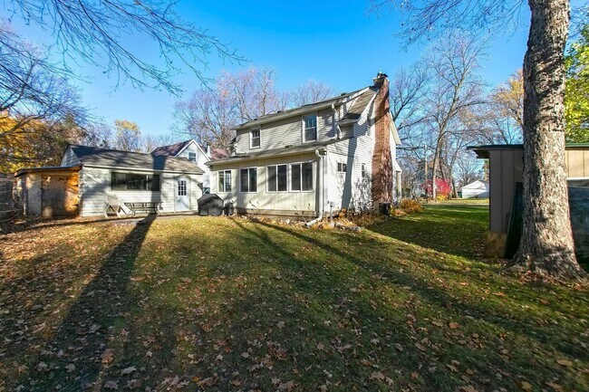 Building Photo - 2909 Meadow Ln