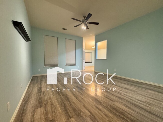 Building Photo - 3 Bedroom Home in North Norman with New Carpet **Move in by January 1st and enjoy HALF OFF your f...