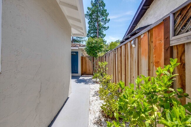 Building Photo - Amazing Studio Unit of a Triplex / Minutes from Apple