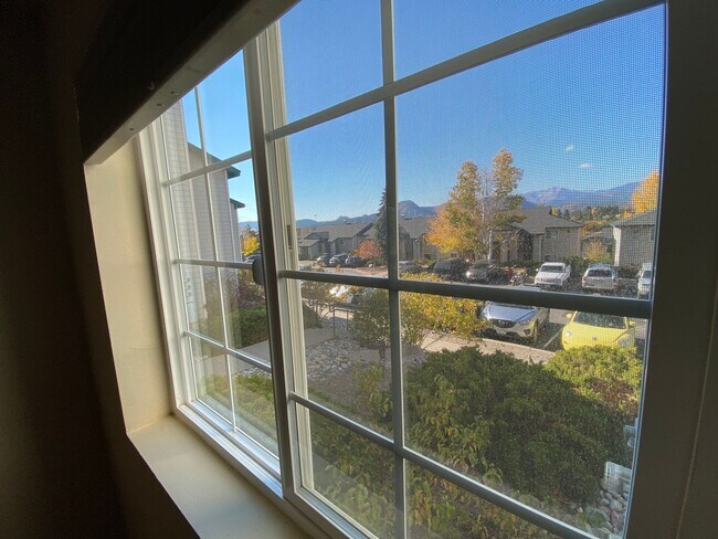 Building Photo - One Bedroom Condo with Mountain Views