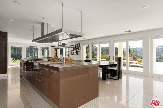 Building Photo - 8020 Zeus Dr