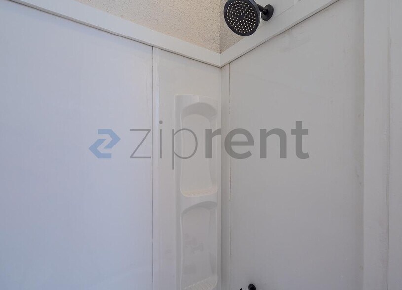 Building Photo - 19 Lakeway St