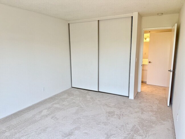 Building Photo - Full Size One Bedroom with Top Floor Privacy