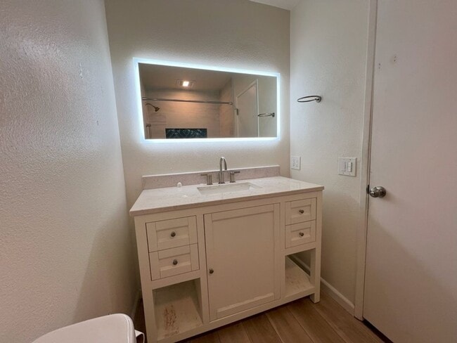 Building Photo - Bright and Sunny 3 bedroom home in North E...