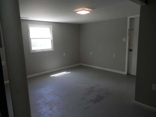Building Photo - Great 2 Bedroom Duplex In SW Columbia!