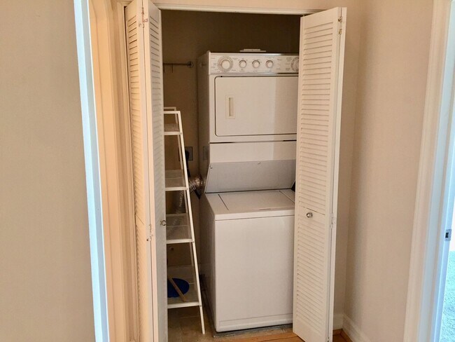 Building Photo - Large upgraded 1 Bdrm, 1 Bath w/large stor...