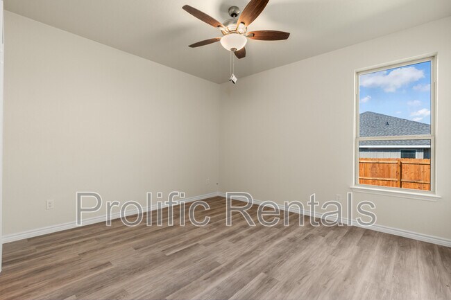 Building Photo - 111 Logan Ct