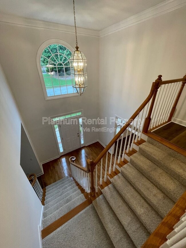 Building Photo - 870 Ingleside Dr
