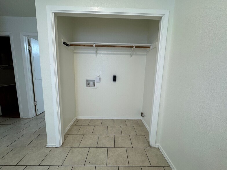 Building Photo - 1705 Cedarhill Dr