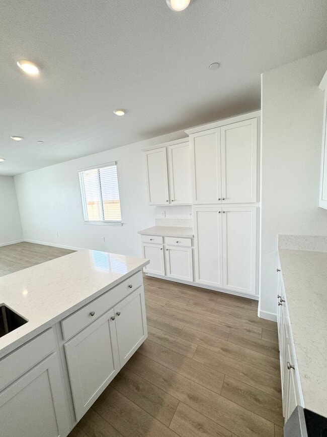 Building Photo - 5372 Island Yacht Wy