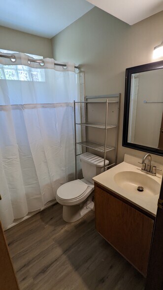 Bathroom - 3240 Niagara Sq