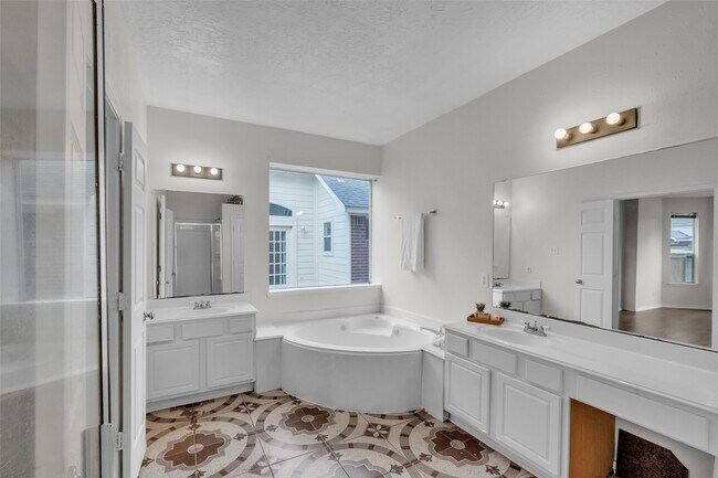 Building Photo - 17611 Magnolia Cir