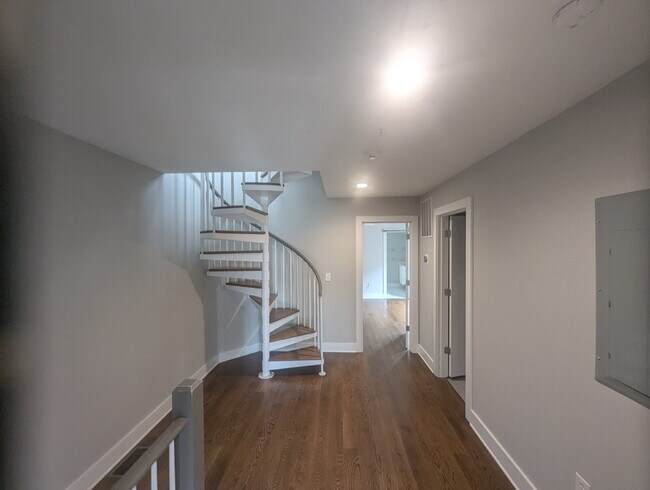 Building Photo - 3 BD / 3 BA Newer Row Home for Lease in Ha...