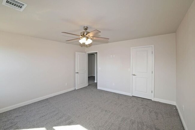 Building Photo - 7628 Woodford Ave