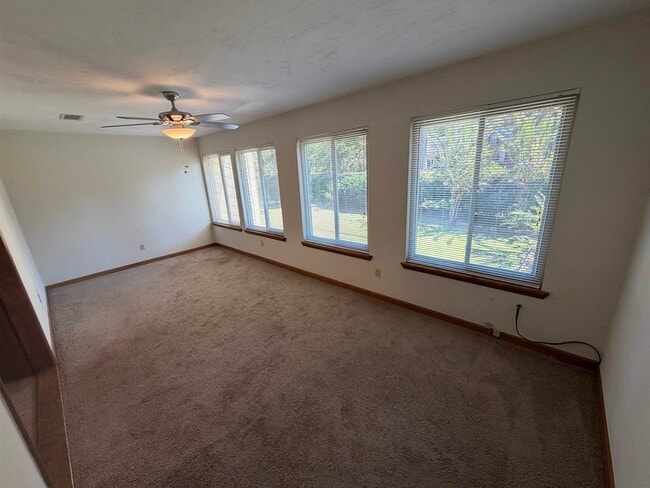 Building Photo - 3207 Shamrock St E